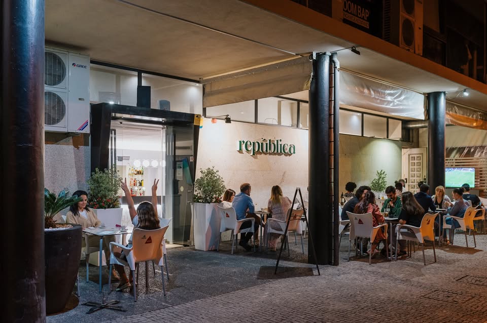 Esplanada da República cheia durante o dia
