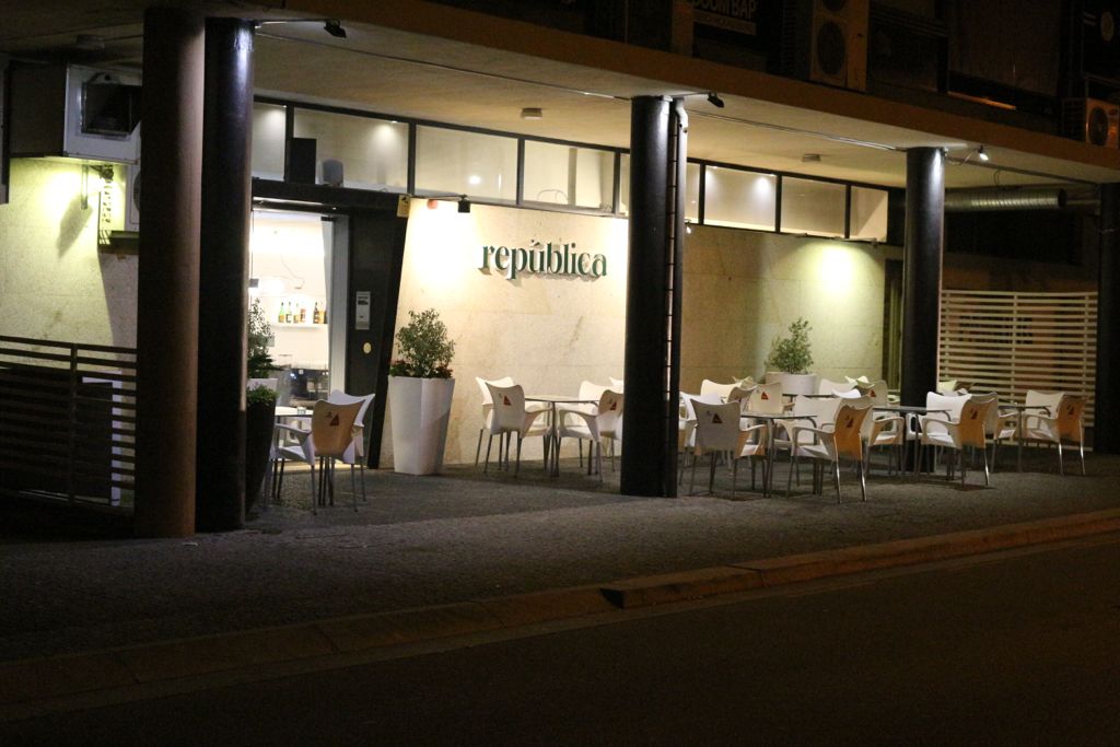 Fachada e esplanada da República à noite