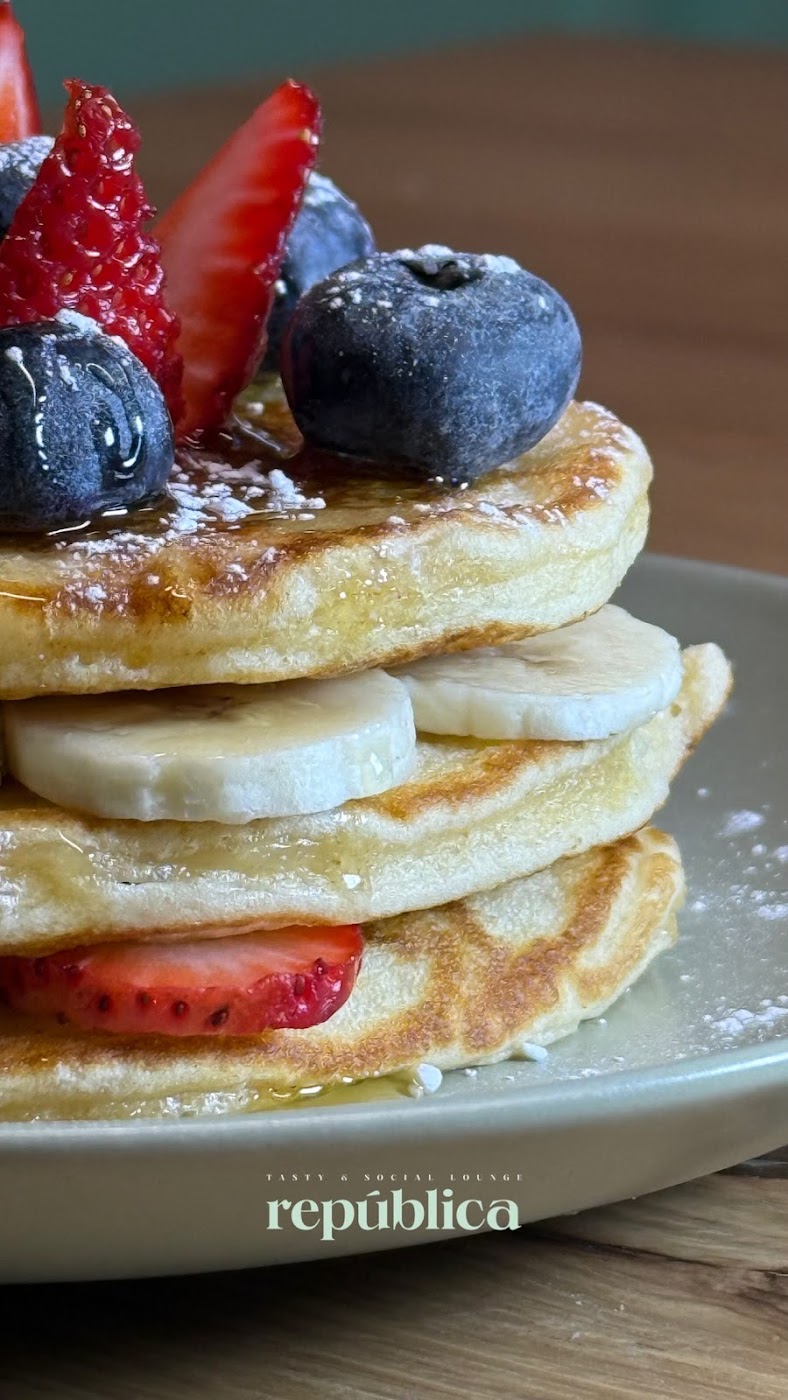 Panquecas em camadas com banana e mirtilos